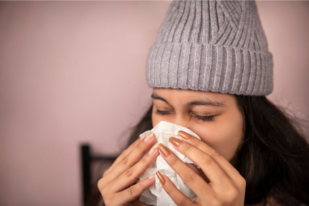 Sneezing and Runny Nose in Winter: Is It Allergy or Infection?
